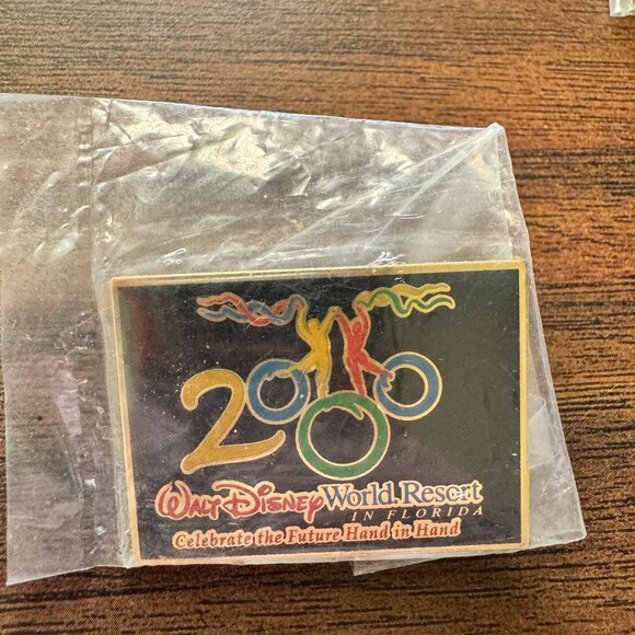 Walt Disney World 2000 Celebrate The Future Hand In Hand Cast Pin VTG 5 AVAIL! - Picture 1 of 3